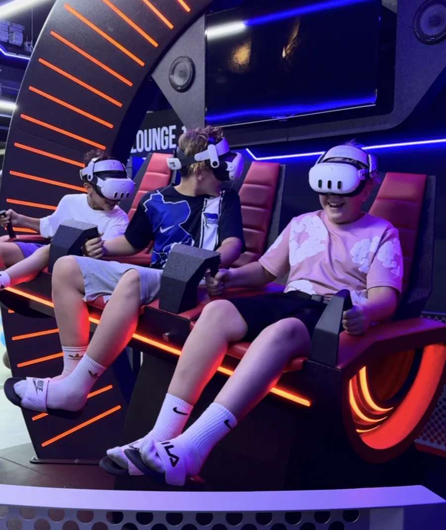 Familie in der VR-Trio-Attraktion Berlin-Tegel