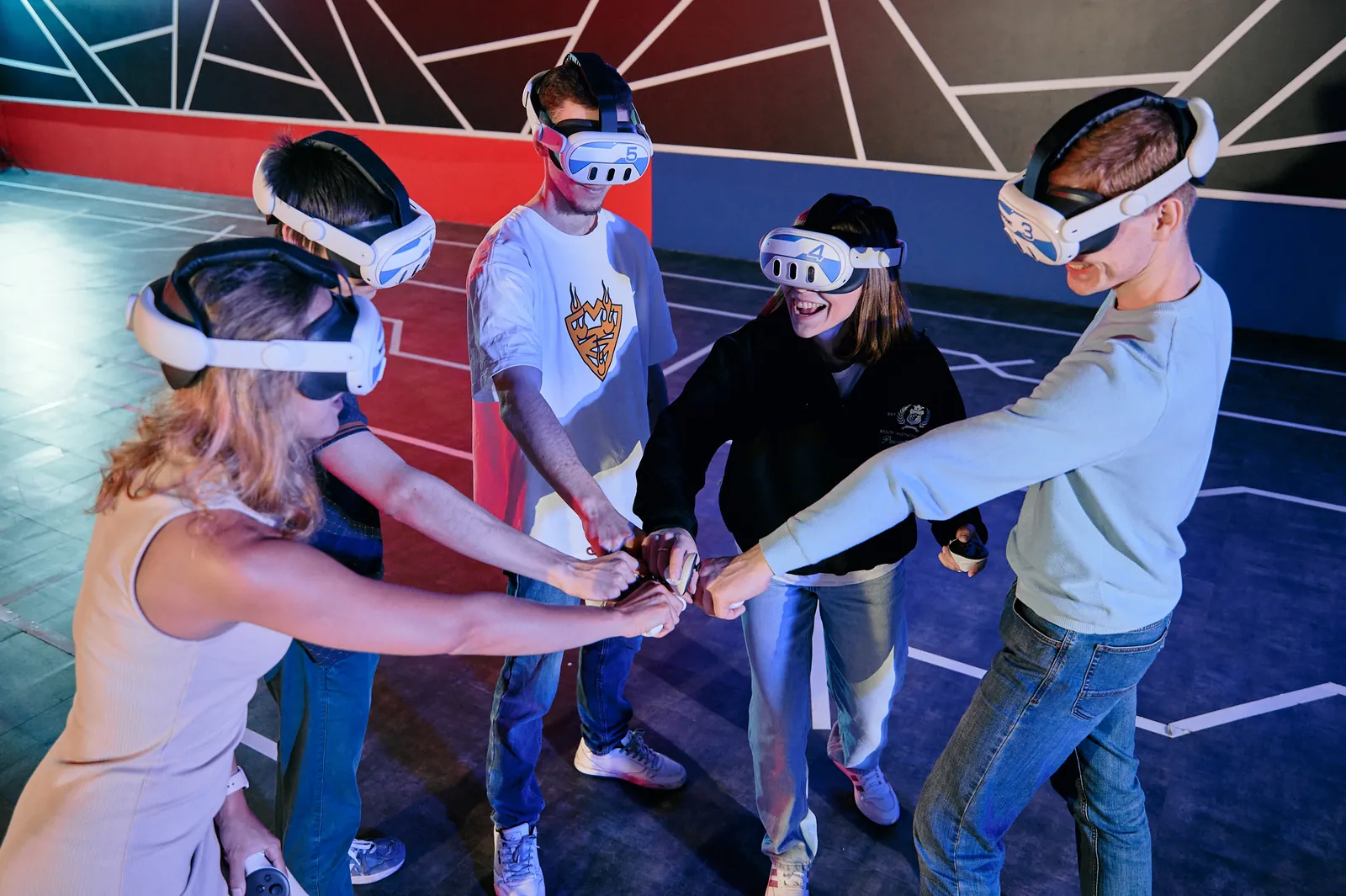 Erwachsene Gruppe in der VR-Arena Berlin-Tegel