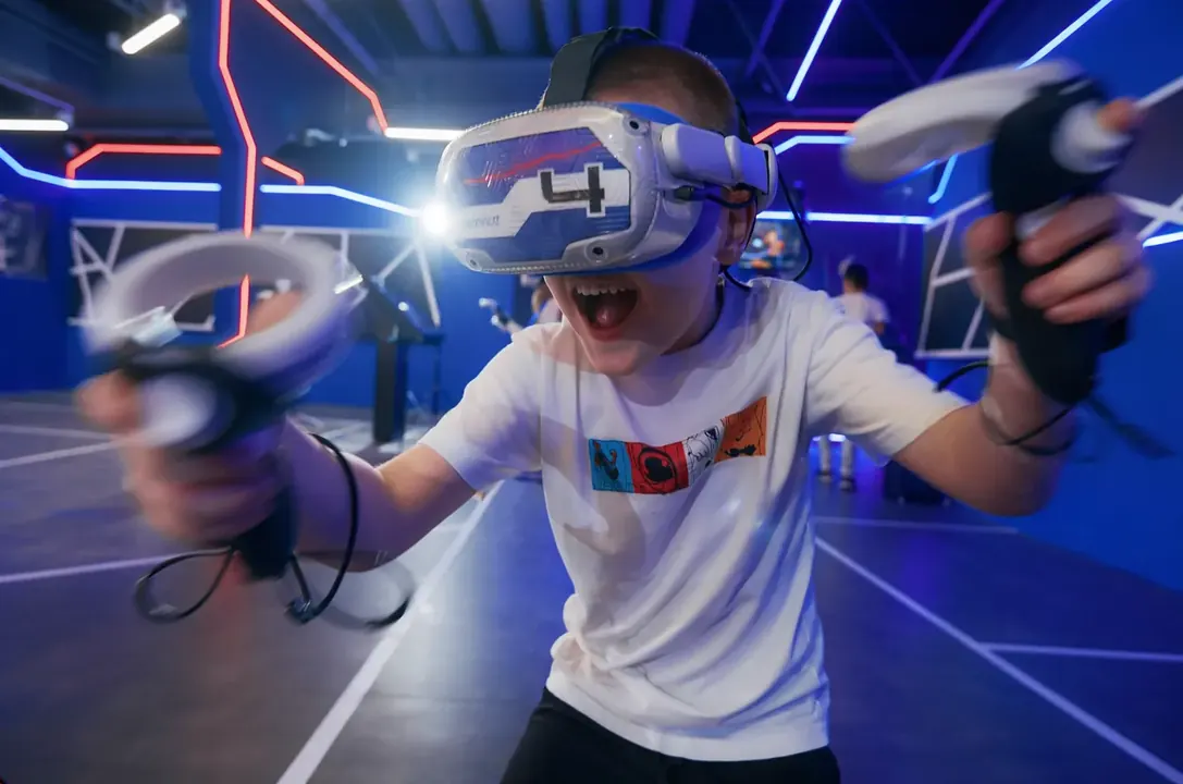 Kind spielt Free-Roam VR in Berlin-Tegel
