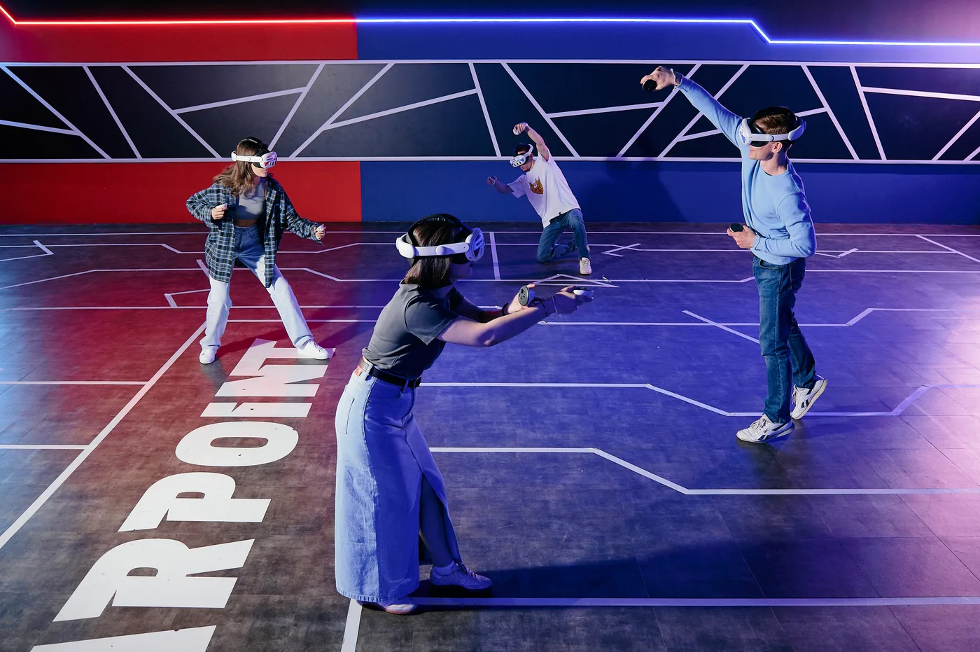 Gruppe spielt VR in der Varpoint Arena Berlin-Tegel