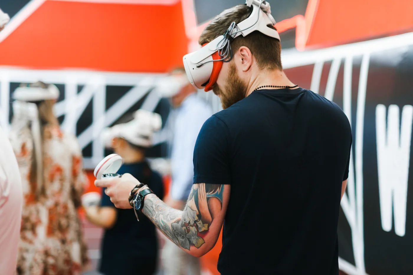 Spieler bekommen VR-Headsets angelegt