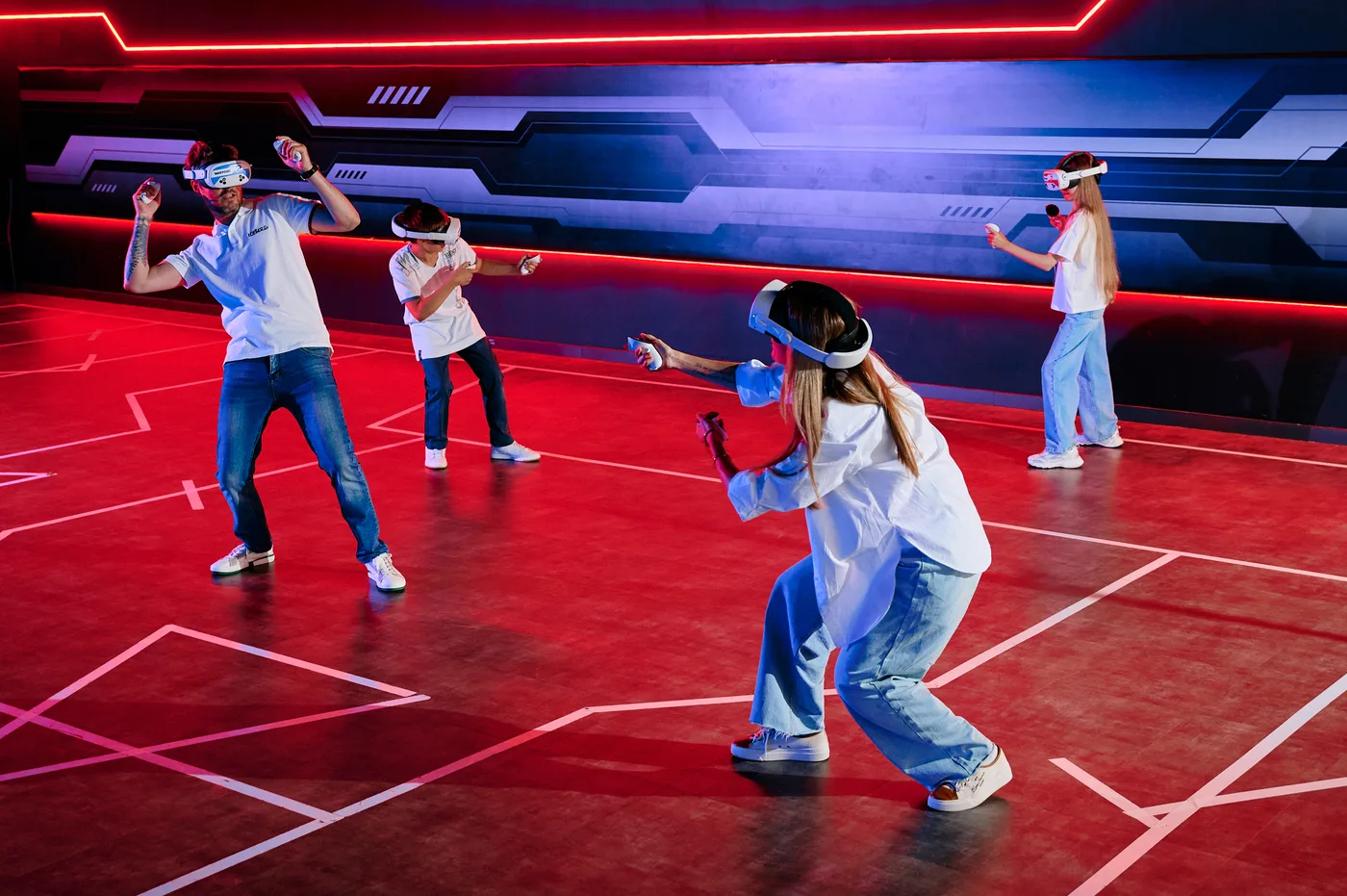 Gruppe spielt Free-Roam VR in Berlin-Tegel