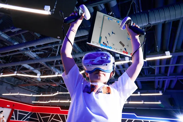 Kind mit VR-Headset in der Varpoint Arena