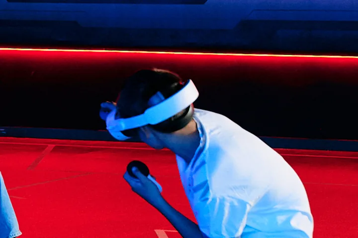 Spieler mit kabelloser VR-Brille von hinten in der VR-Arena Varpoint Berlin-Tegel