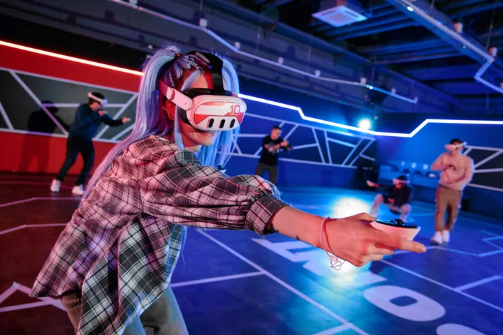 Person zielt mit VR-Controller in der VR-Arena Varpoint Berlin-Tegel