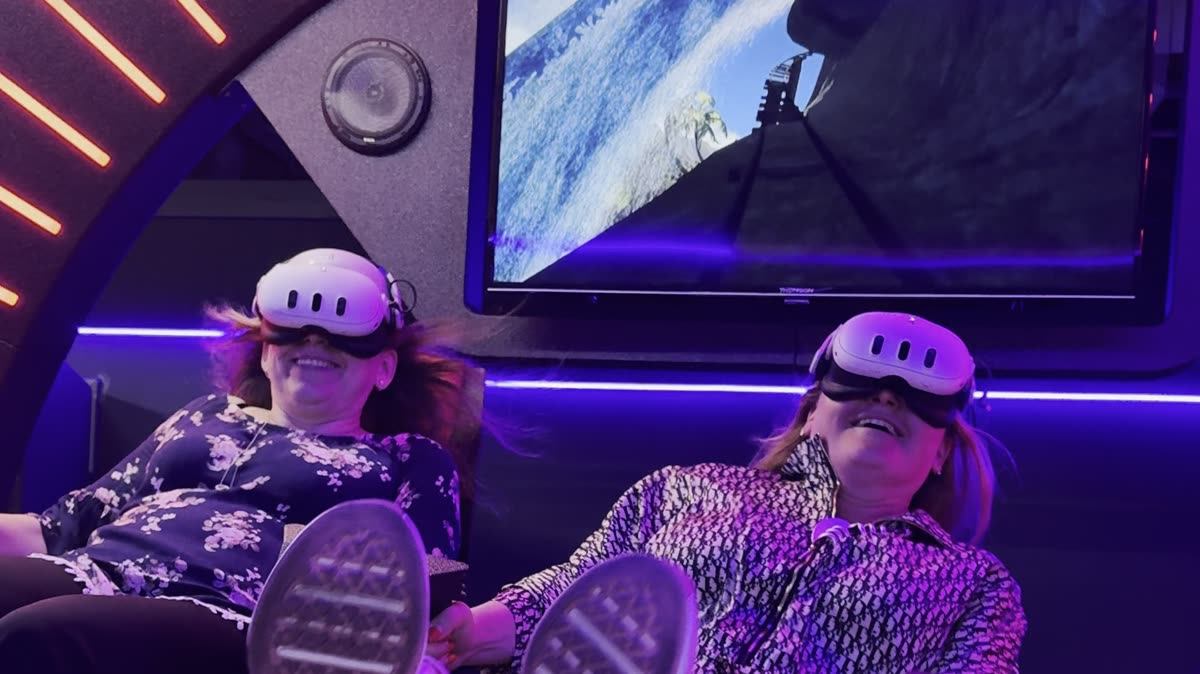 Gäste auf der VR-Attraktion im Varpoint Berlin-Tegel