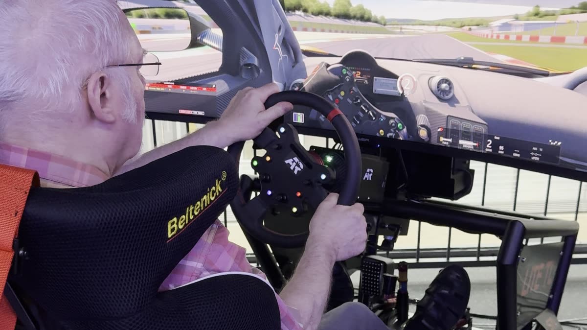 Gast am Autosimulator im VR-Park Berlin-Tegel