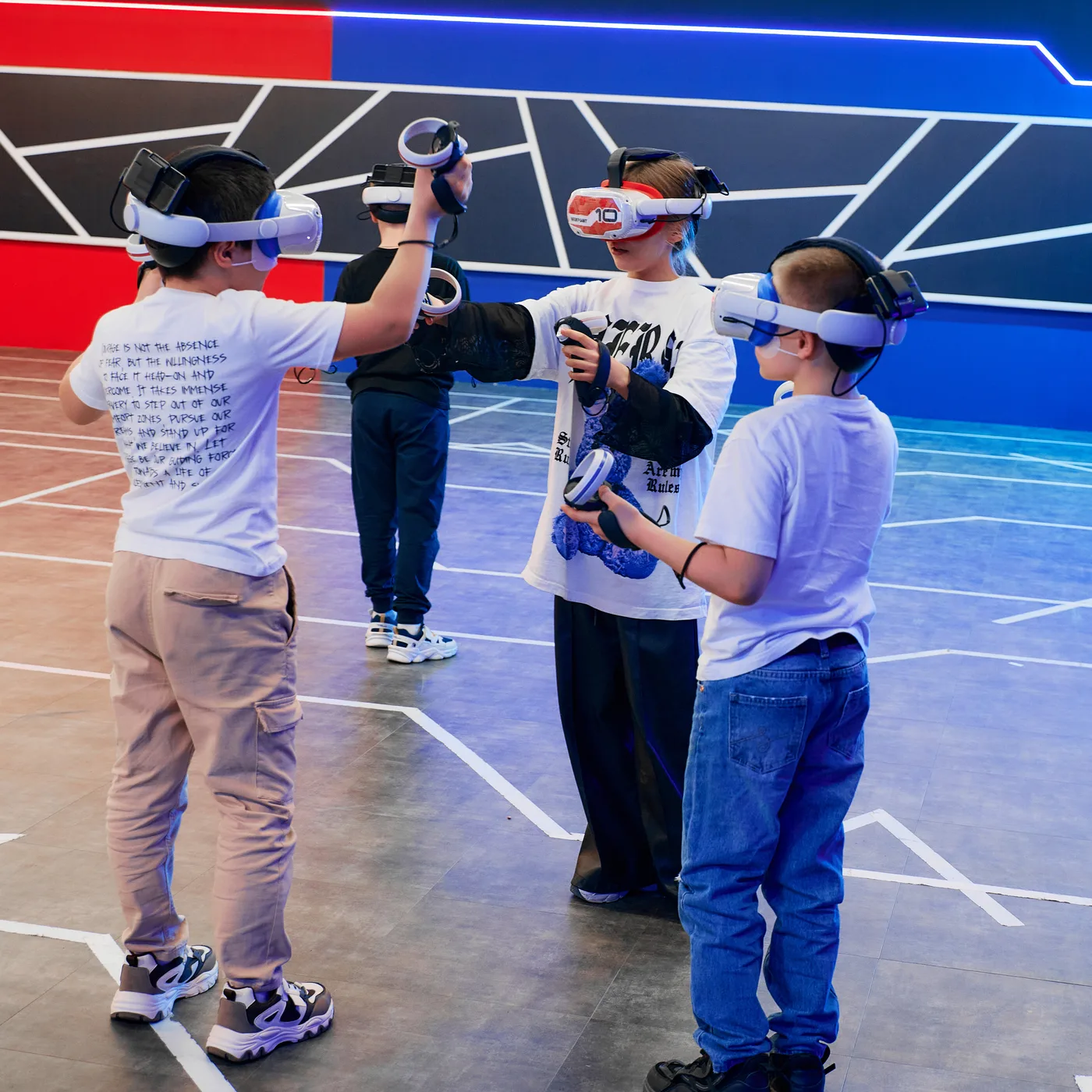 Personen spielen VR beim Geburtstag in Berlin-Tegel