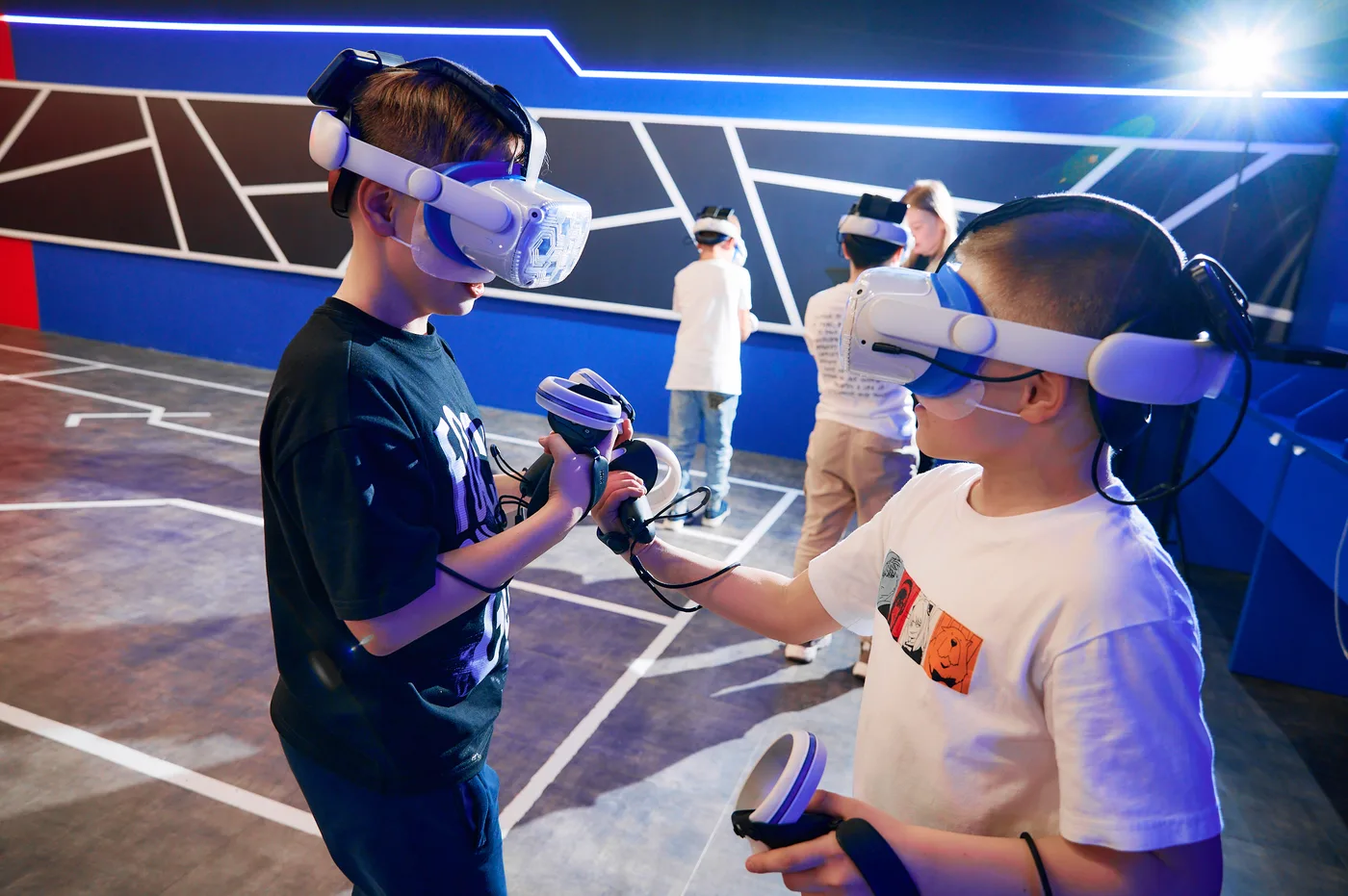 VR-Geburtstag Berlin – Personen mit VR-Brillen in der Arena